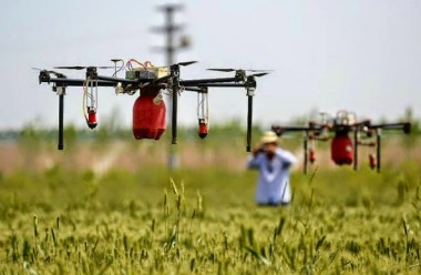 DroneSprayingCrops2